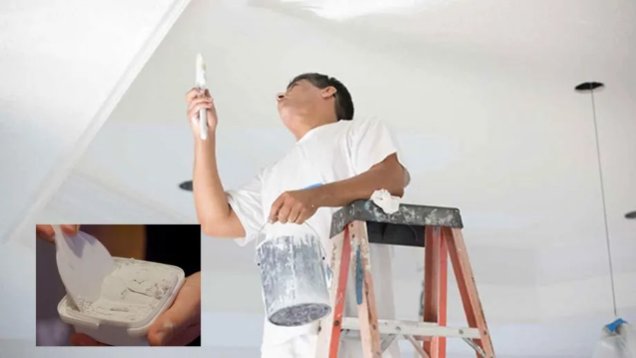 Bột thạch cao trắng mịn trong thùng nhựa, cạnh cốc đong nước và thìa khuấy inox