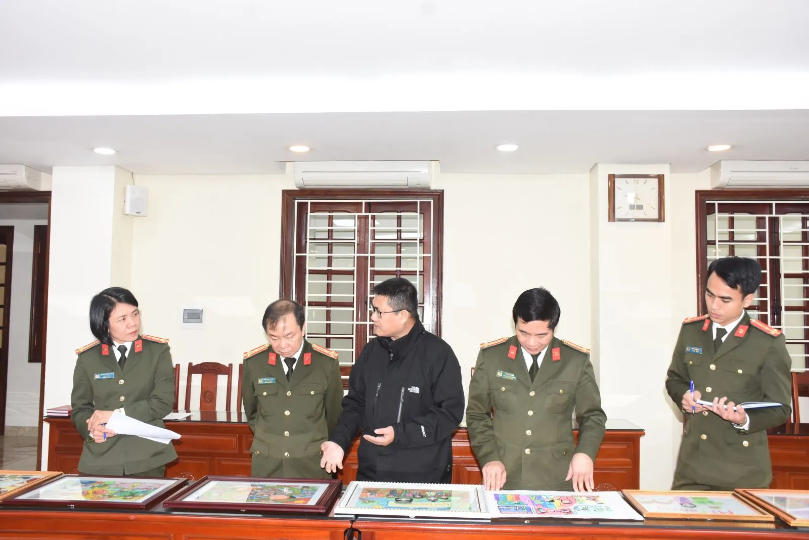 Các tác phẩm hội họa với gam màu tươi sáng thể hiện góc nhìn ngây thơ về nhiệm vụ của người chiến sĩ