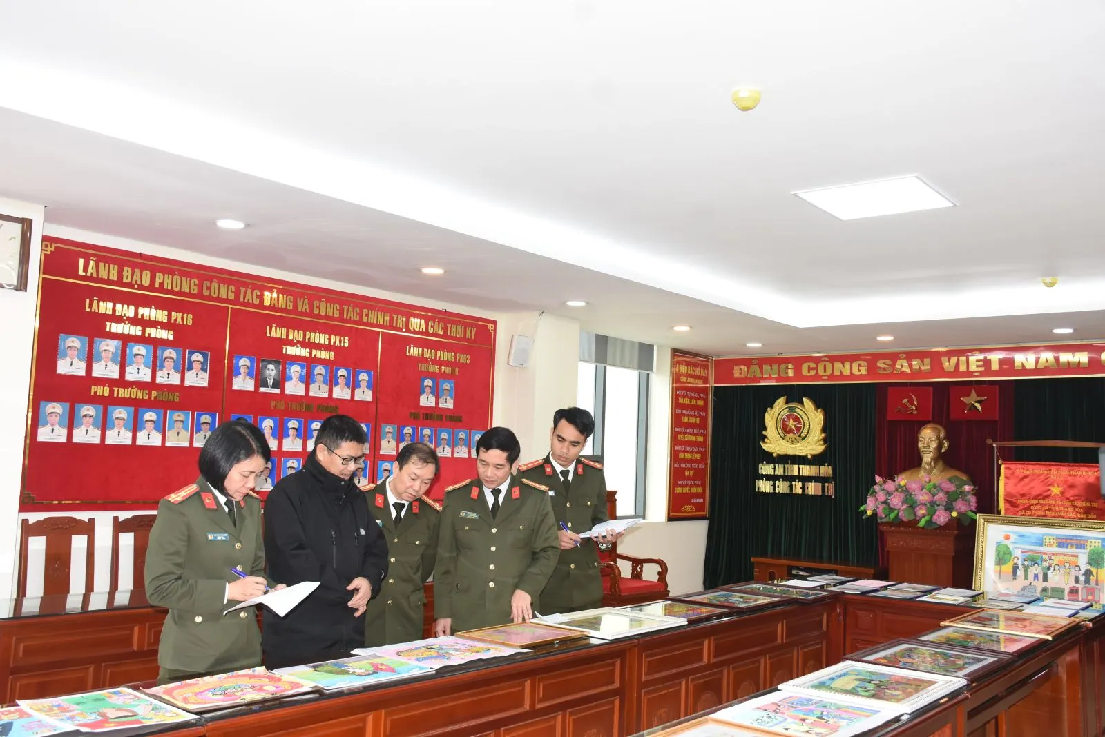 Ban Tổ chức chấm và xếp giải các tác phẩm dự thi xuất sắc