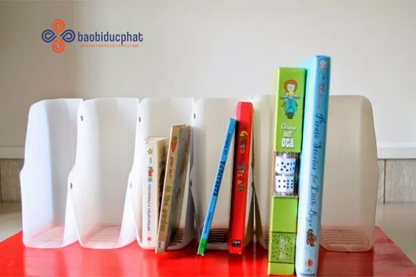 Kệ đựng sách mini tận dụng từ can nhựa cũ