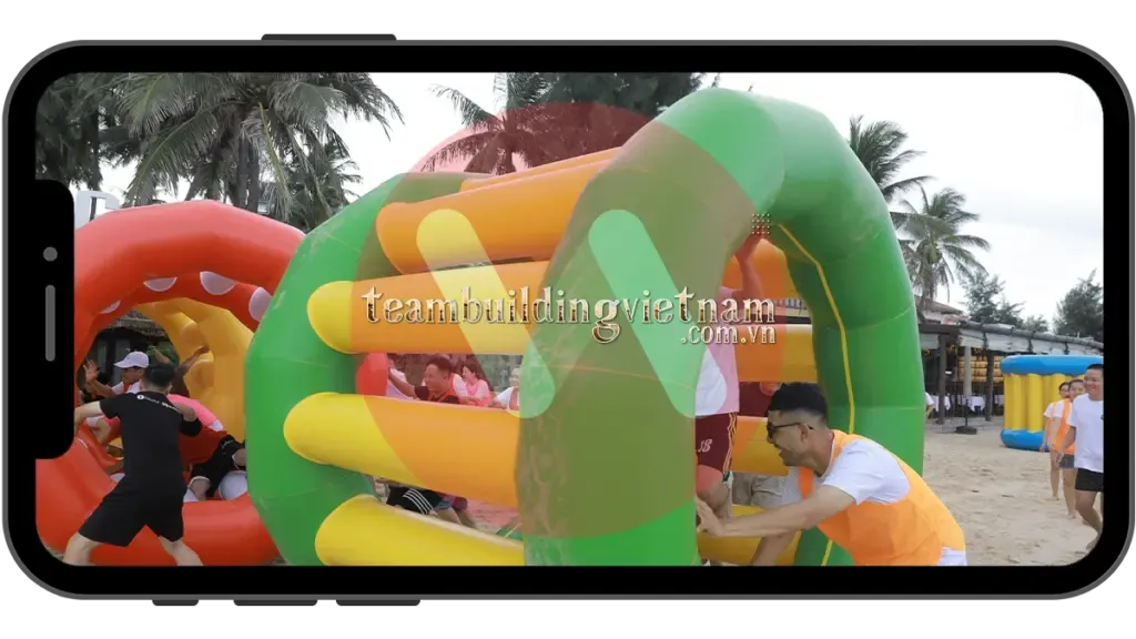 Hình ảnh đội ngũ ToTuongDep đang chuẩn bị dụng cụ team building chuyên nghiệp cho sự kiện doanh nghiệp