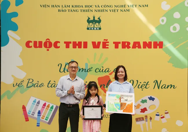 Em nhỏ nhận giải triển vọng với tác phẩm vẽ tranh bảo tàng đầy ấn tượng