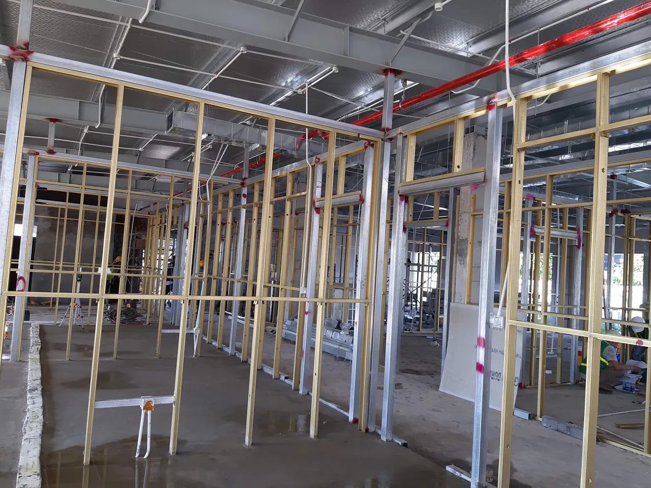 Kết cấu và quy trình kỹ thuật làm vách ngăn thạch cao chuyên nghiệp cho văn phòng hiện đại.