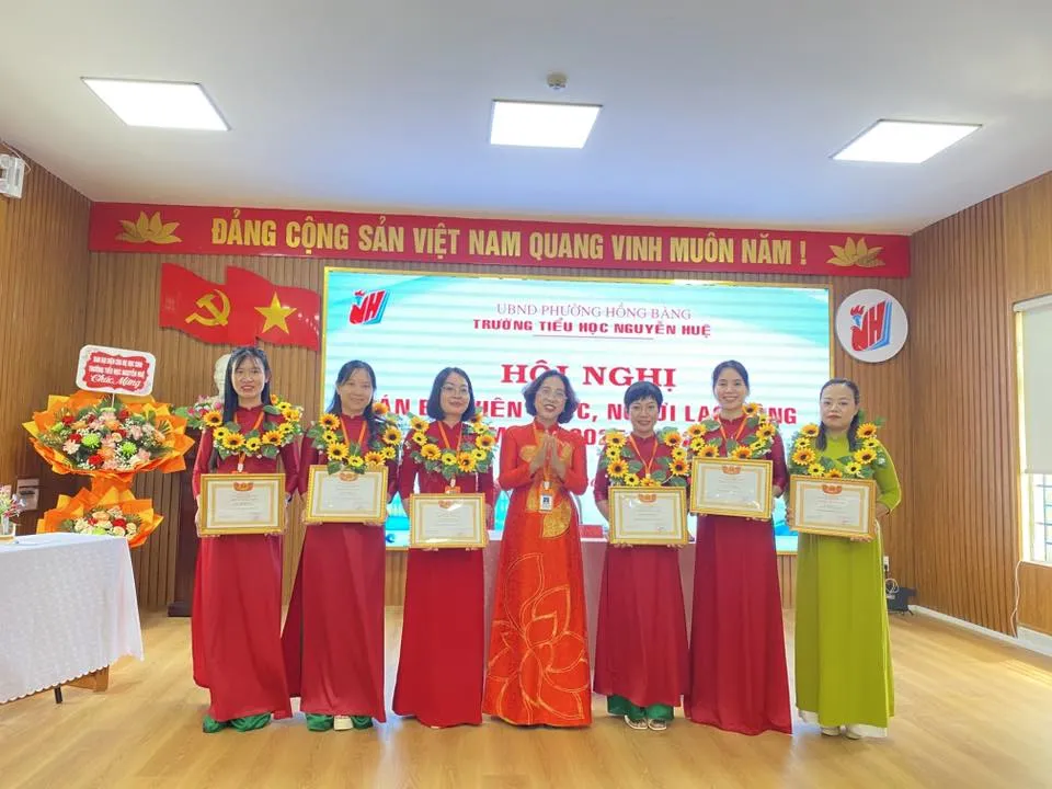 Giáo viên hướng dẫn bé đội mũ xinh bảo vệ chúng mình vẽ tranh an toàn