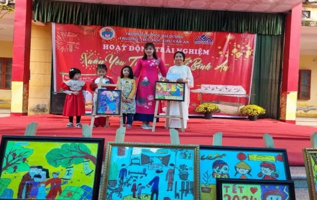 Giáo viên hướng dẫn các em kỹ thuật trong tranh vẽ chủ đề quê hương