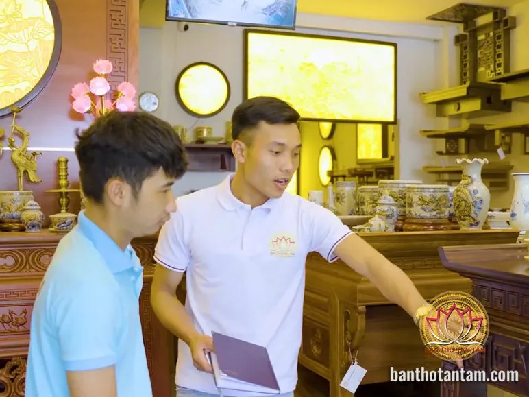 Không gian phòng thờ với bàn thờ kích thước chuẩn phong thủy