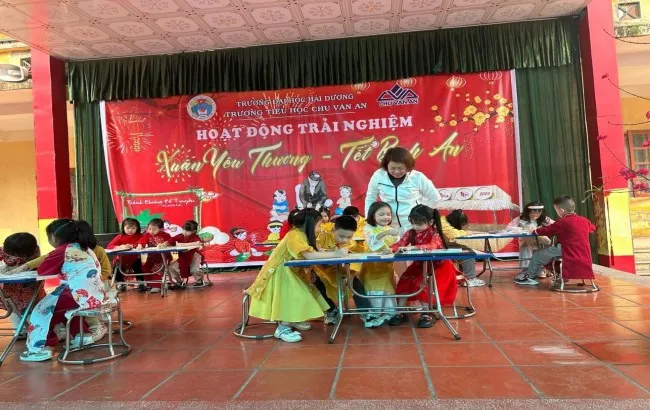 Góc trưng bày tranh vẽ chủ đề quê hương tại trường tiểu học