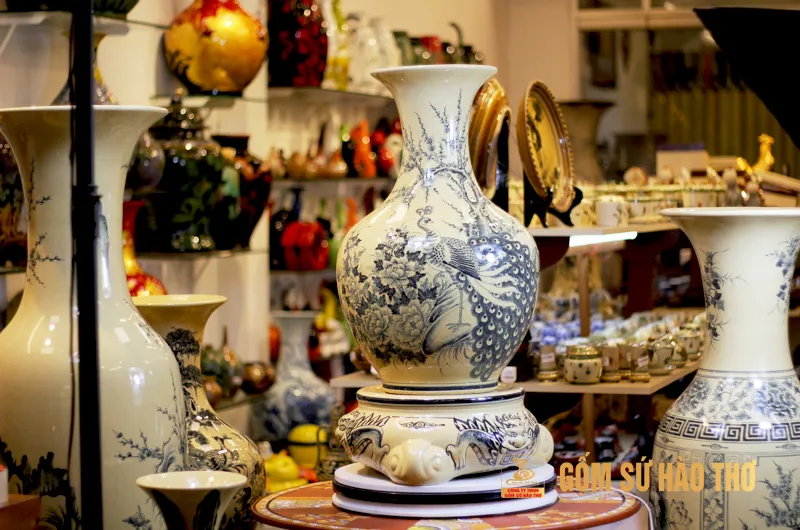 Bình gốm sứ trên bàn làm việc