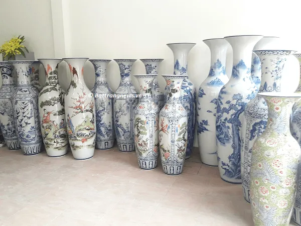 Khu trưng bày các mẫu lọ lộc bình khổng lồ tại cửa hàng Gốm Sứ Bát Tràng News
