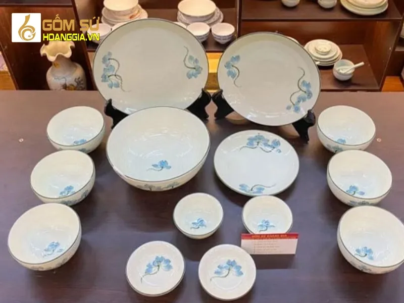 Bình hoa và ấm chén gốm sứ Bát Tràng chính hãng tại Gốm Sứ Hoàng Gia