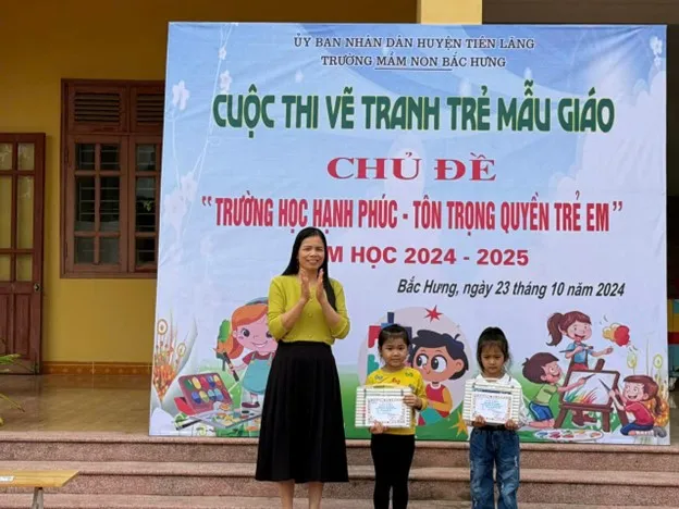 Hai bạn nhỏ xuất sắc đạt giải nhất cuộc thi vẽ tranh chủ đề trường mầm non