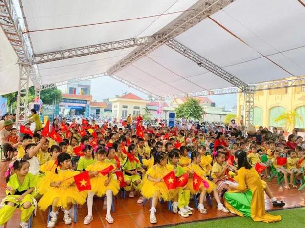 Hình ảnh các bé vui tươi phấn khởi khi đến dự ngày hội vẽ tranh chủ đề trường mầm non