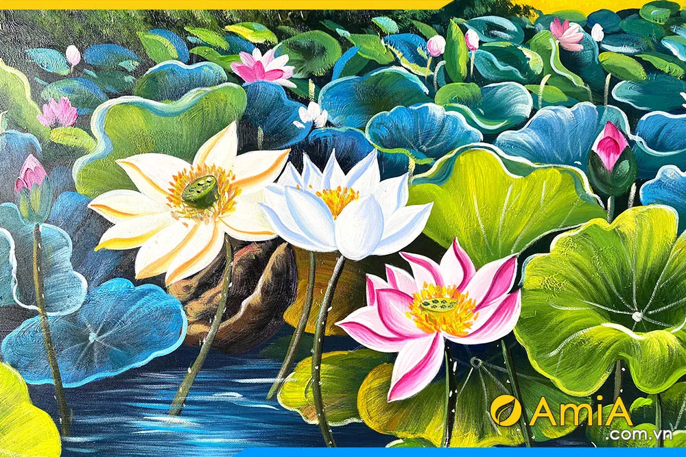 Hình ảnh chụp cận cảnh bông hoa sen đang nở rực rỡ trong đầm sen quê hương