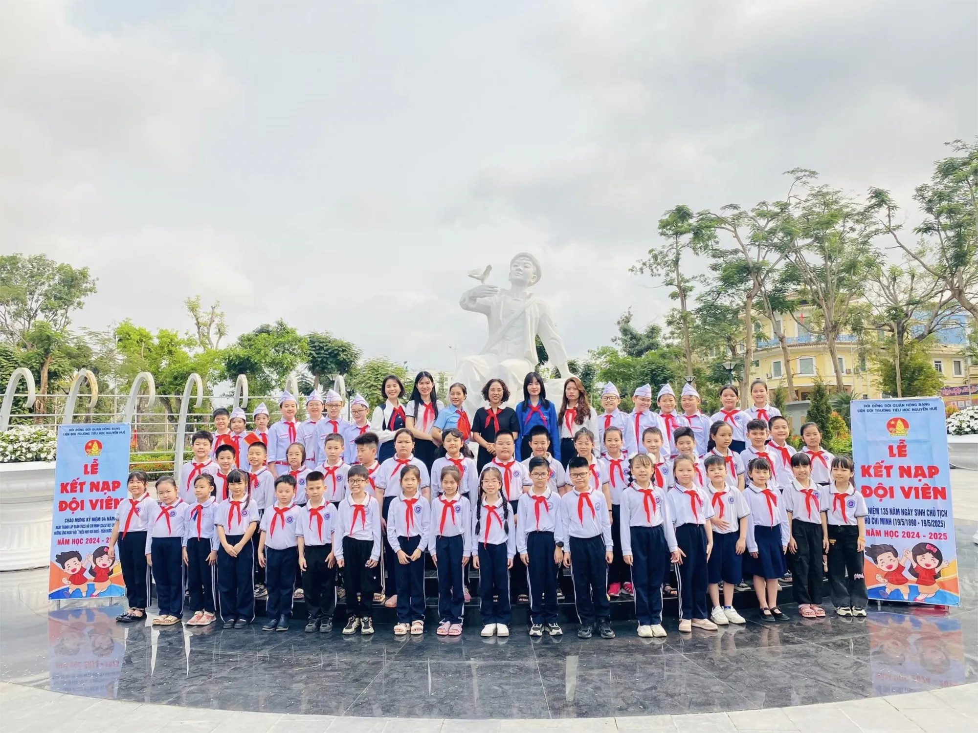 Hình ảnh kỷ niệm ngày thành lập Đoàn liên quan đội mũ xinh bảo vệ chúng mình vẽ tranh