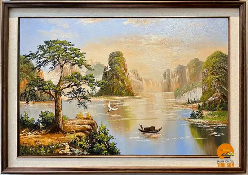 Hình ảnh người lái đò chèo thuyền giữa khung cảnh núi non hùng vĩ