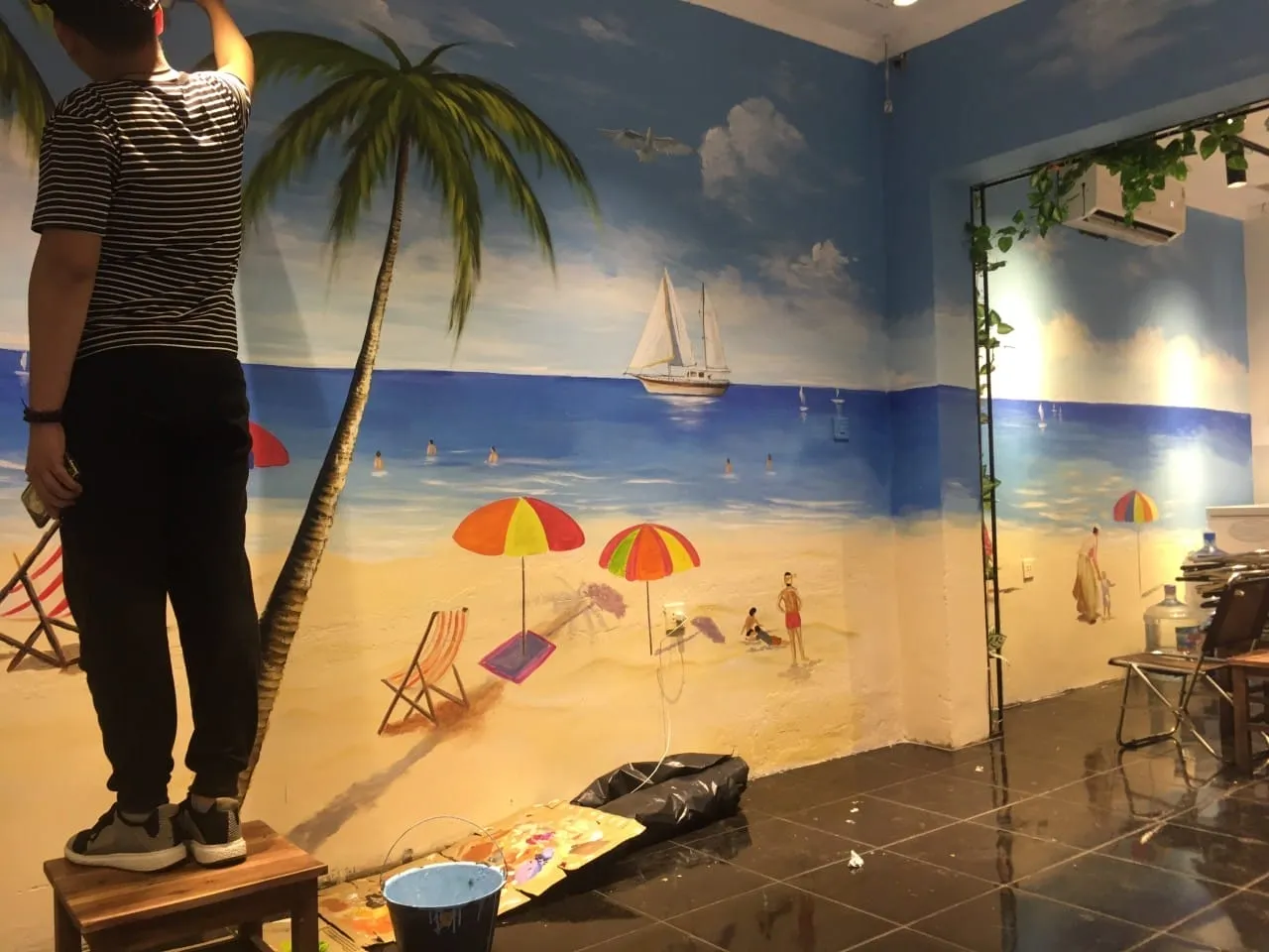 Hình ảnh quá trình hoàn thiện các chi tiết cuối cùng của bức tranh tường