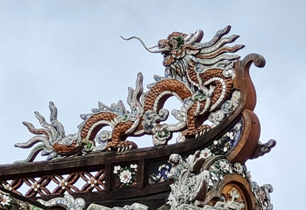 Hình tượng rồng vàng mang biểu trưng thể hiện cho sức mạnh và sự uy quyền của bậc đế vương