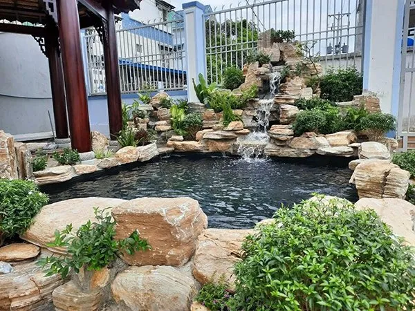 Đá vàng tạo điểm nhấn màu sắc cho hồ