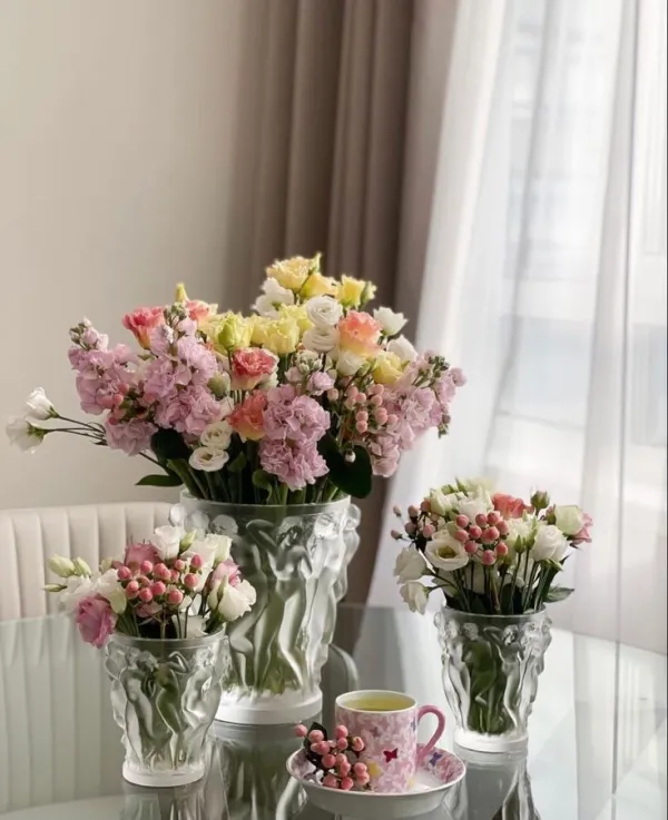 Phối hợp màu sắc hoa và bình gốm theo nguyên tắc nghệ thuật