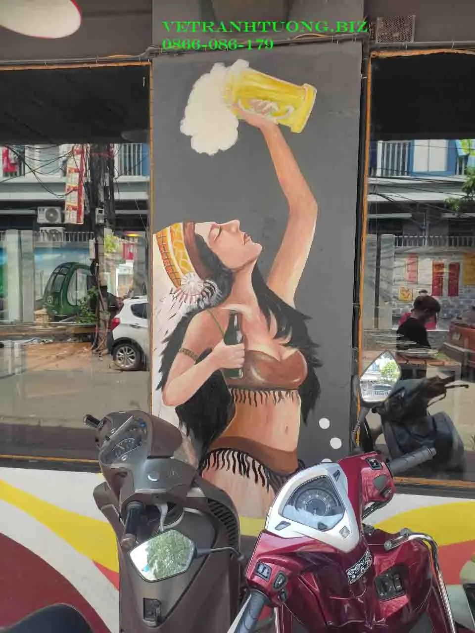 Họa sĩ đang thi công vẽ tranh tường 3D cho không gian quán bia sôi động