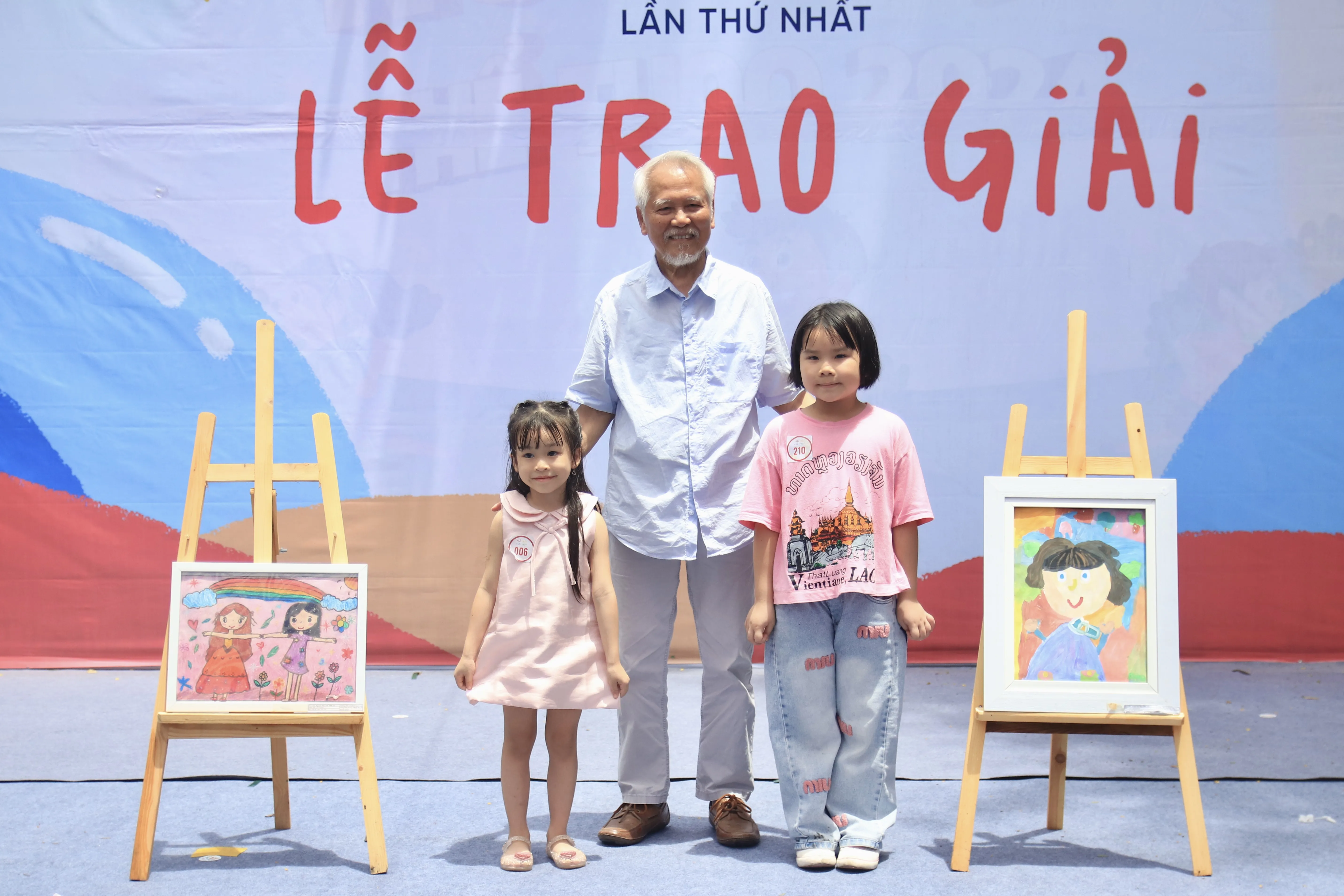 Họa sĩ Lê Trọng Lân - Trưởng Ban giám khảo cuộc thi trao giải thưởng cho các "họa sĩ nhí"