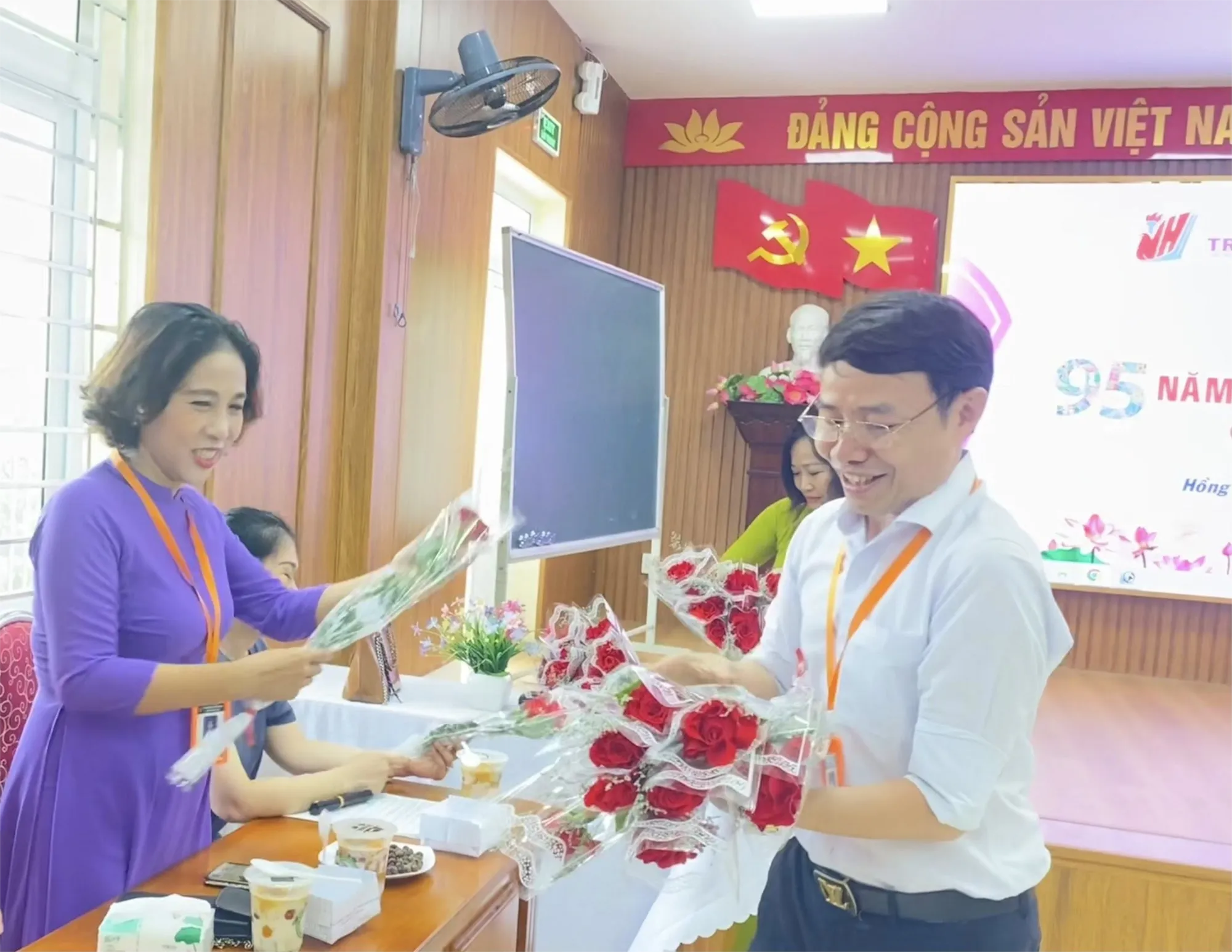 Hoạt động đội mũ xinh bảo vệ chúng mình vẽ tranh giúp trẻ phát triển tư duy