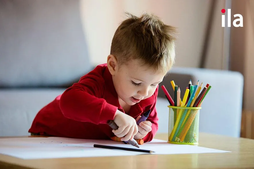 Hoạt động học cách vẽ tranh sáng tạo giúp bé phát triển cơ tay linh hoạt