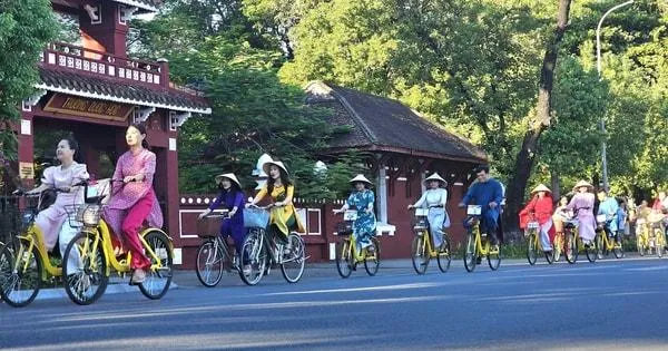 Hoạt động lễ hội truyền thống rực rỡ trong vẽ tranh hoạt động của con người