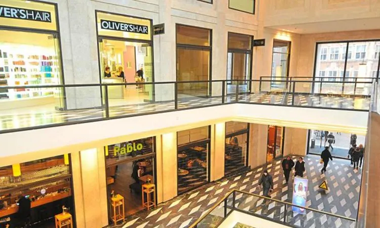 Hoạt động mua sắm nhộn nhịp tại nơi vẽ tranh khung cảnh tuyệt đẹp này