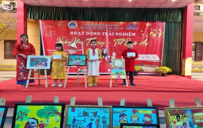 Học sinh giới thiệu về ý tưởng trong tranh vẽ chủ đề quê hương của mình