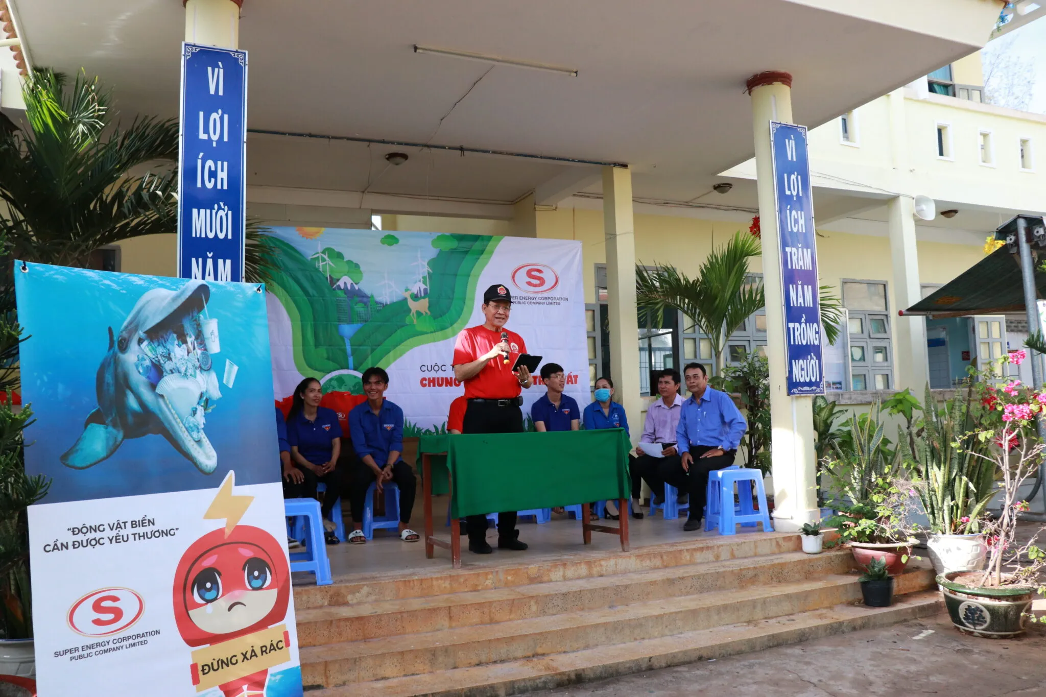 Học sinh hào hứng tham gia hoạt động vẽ tranh bảo vệ môi trường trái đất