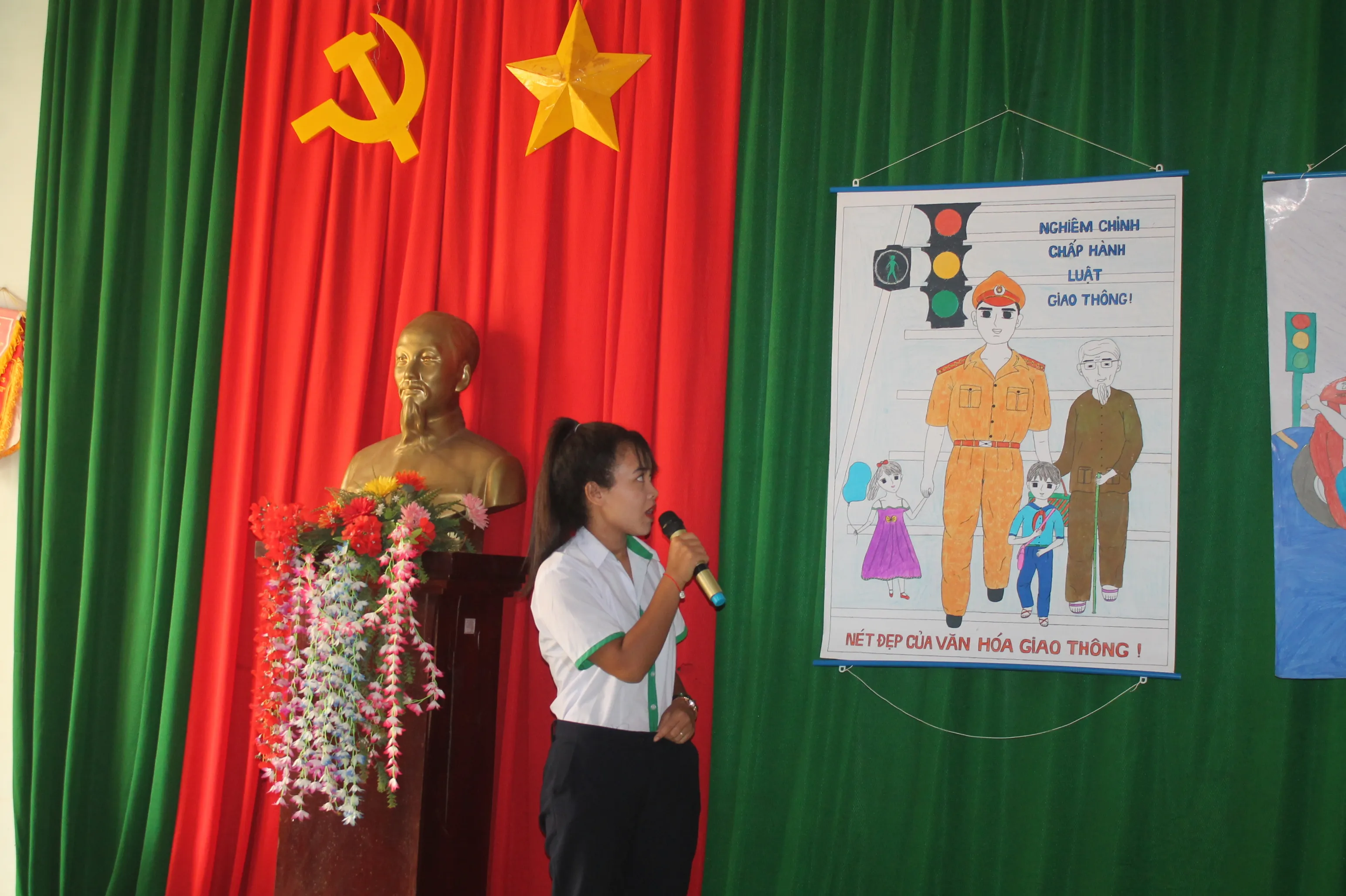 Học sinh khối 12 thuyết trình về ý tưởng vẽ tranh tuyên truyền an toàn giao thông của lớp