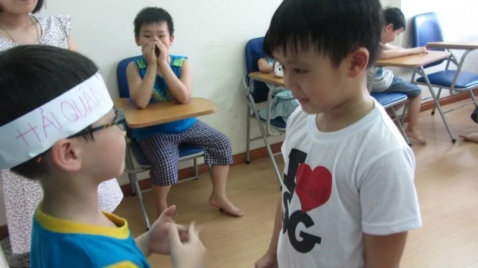 Học sinh lớp 1 đóng vai người nhà đến thăm chú hải quân ngoài đảo