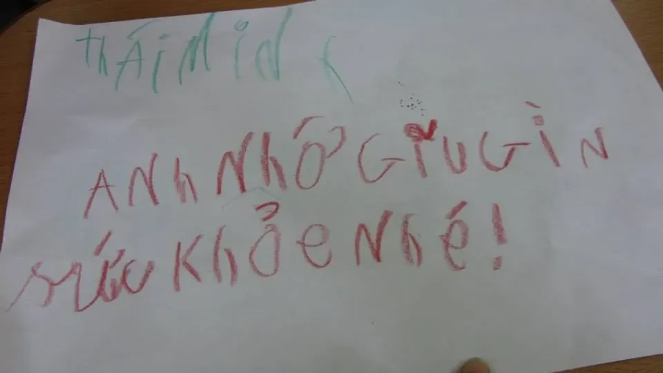 Học sinh lớp 1 hoàn thành tranh vẽ về chú hải quân trong giờ học