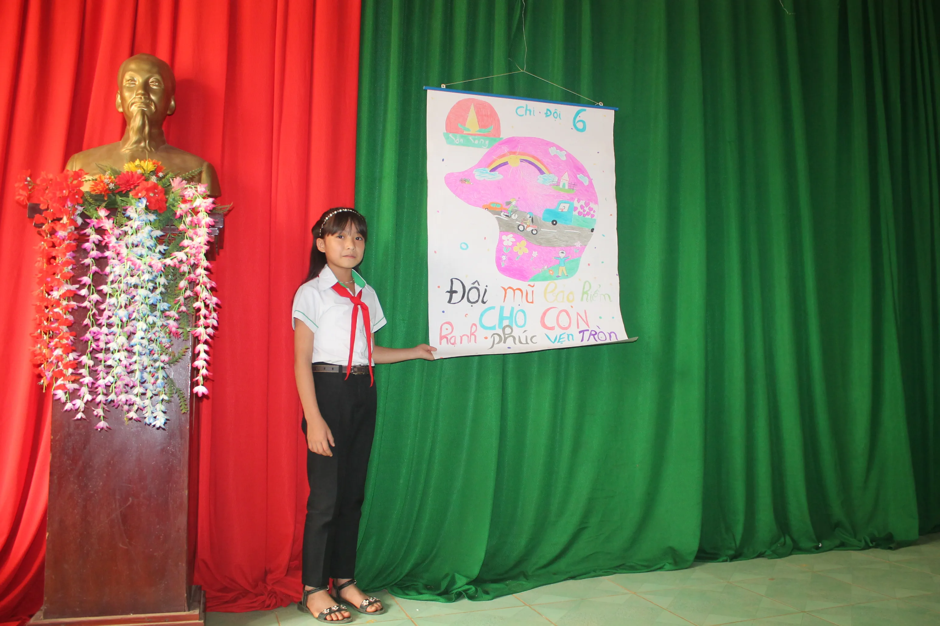 Học sinh lớp 6 tự tin giới thiệu bài vẽ tranh tuyên truyền an toàn giao thông trước ban giám khảo