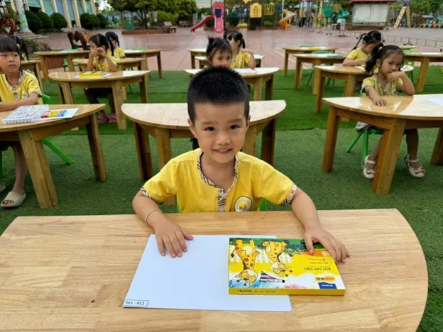 Học sinh mầm non hào hứng sử dụng màu sắc trong bài vẽ tranh chủ đề trường mầm non