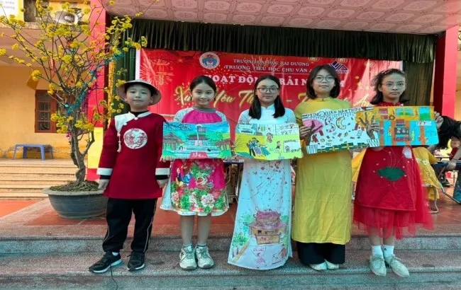 Học sinh sử dụng màu sáp cho bài tranh vẽ chủ đề quê hương