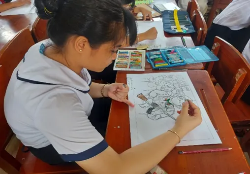 Học sinh tập trung cao độ để phác thảo những đường nét đầu tiên trên trang giấy trắng