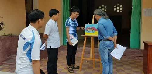 Học sinh tập trung hoàn thiện tác phẩm vẽ tranh chủ đề môi trường xanh