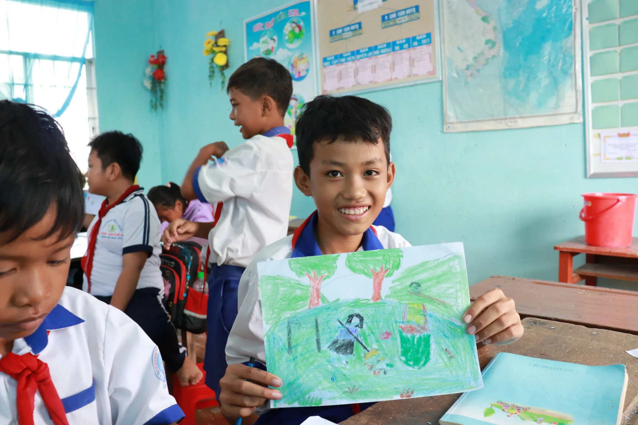 Học sinh tự hào khoe thành quả vẽ tranh bảo vệ môi trường trái đất của mình