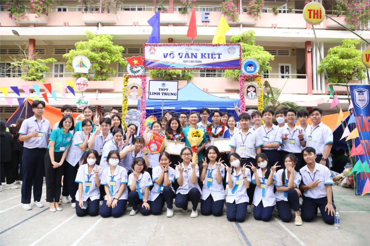 Lãnh đạo nhà trường bày tỏ sự quan tâm đến phong trào học sinh