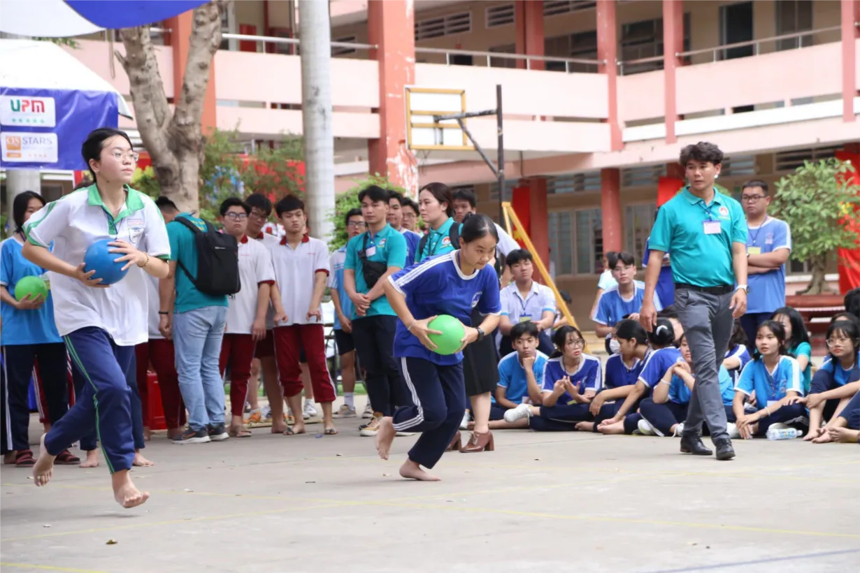 Các em học sinh tự hào với những kỷ niệm tại hội trại