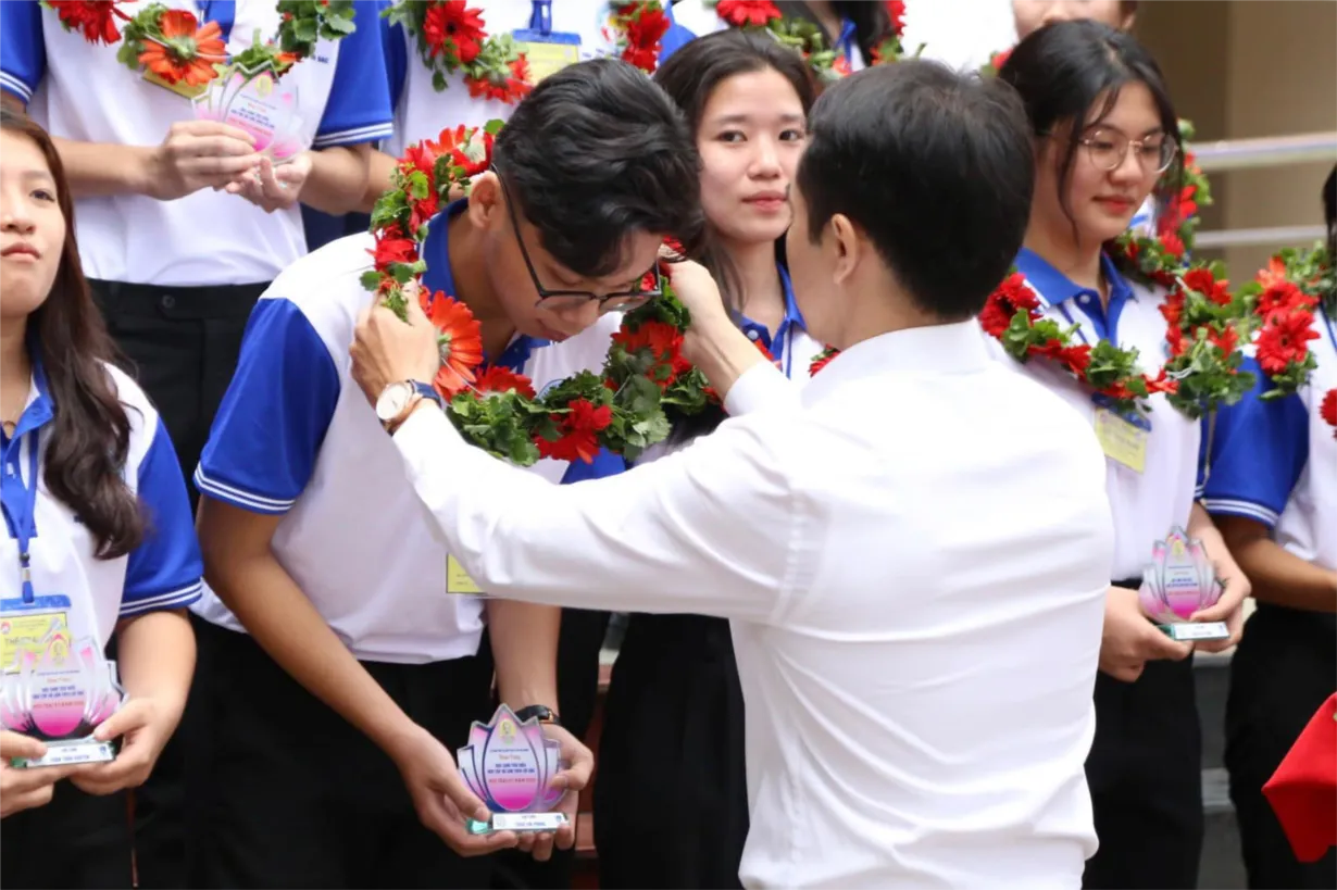 Học sinh tham gia các trò chơi vận động tập thể