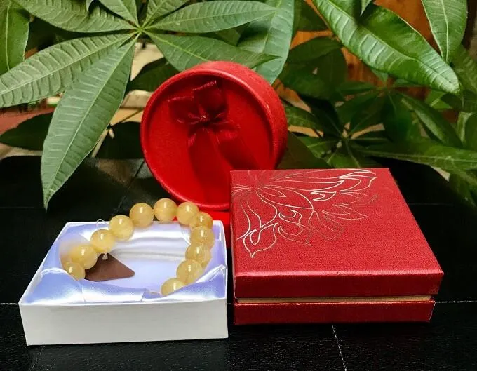 Hộp đựng vòng đá