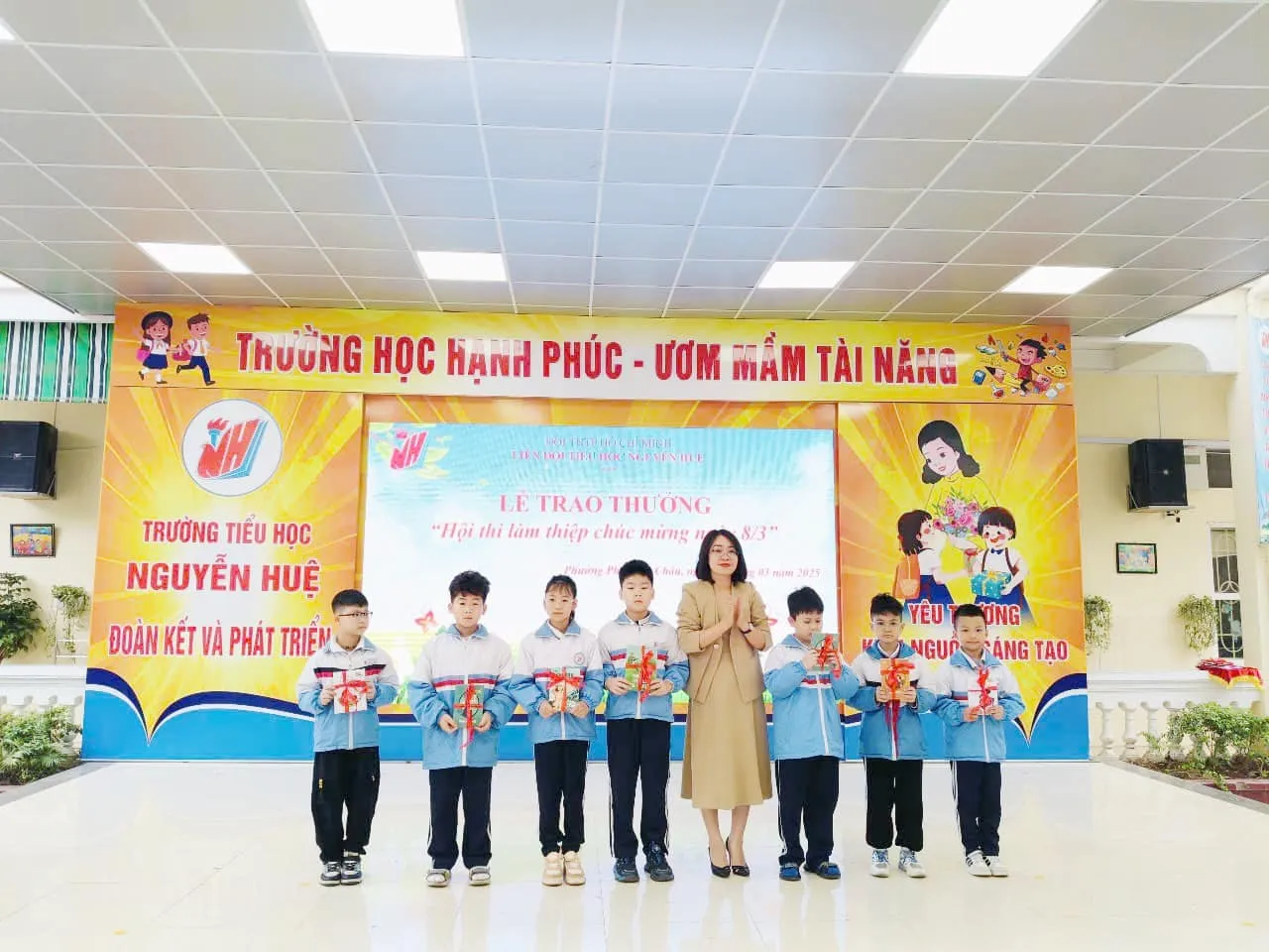 Hưởng ứng tuần lễ áo dài và đội mũ xinh bảo vệ chúng mình vẽ tranh truyền thống