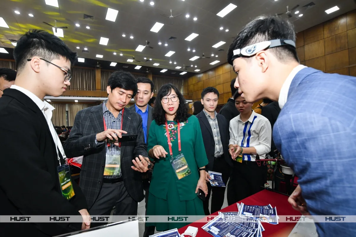 Các đội thi trình bày, demo sản phẩm trước thành viên Ban Giám khảo