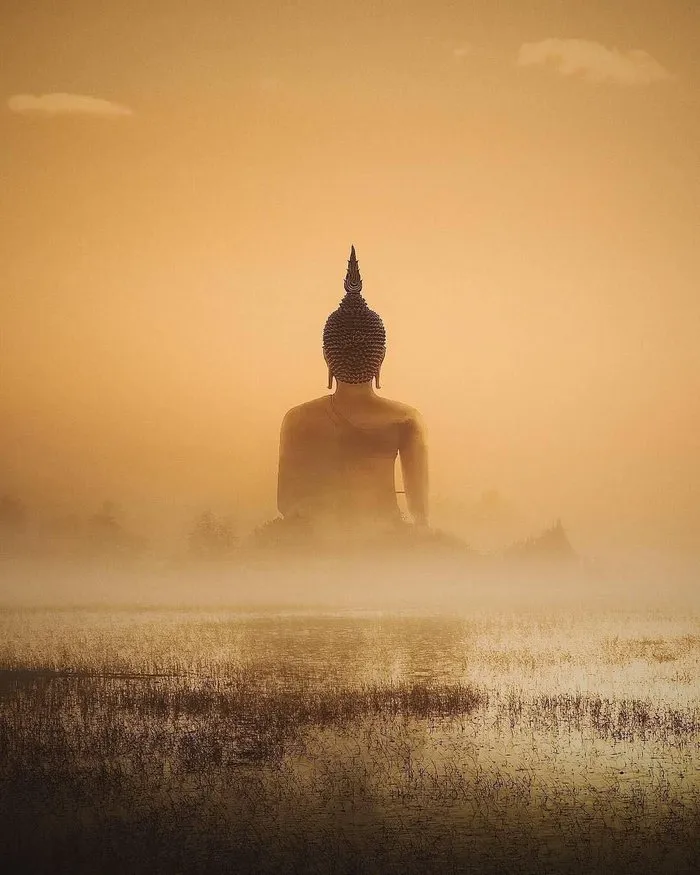 Tượng Phật Wat Muang nhìn từ phía trước