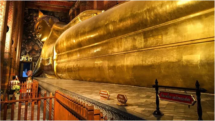 Tượng Phật nằm chùa Wat Pho với chiều dài 46m được phủ vàng lá