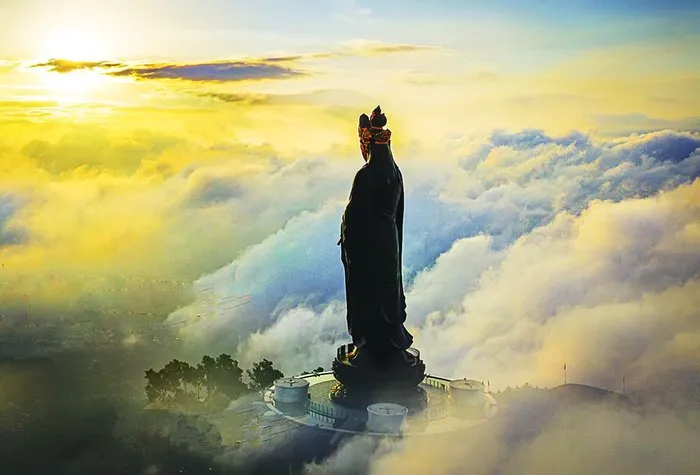 Tượng Phật Bà núi Bà Đen nhìn từ phía dưới