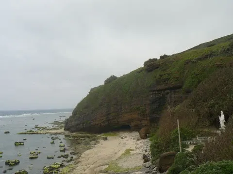 Tượng Phật Quan Thế Âm Bồ Tát tại Chùa Hang, Đảo Lý Sơn, Quảng Ngãi - Nguồn ảnh tài liệu Chùa Việt Nam